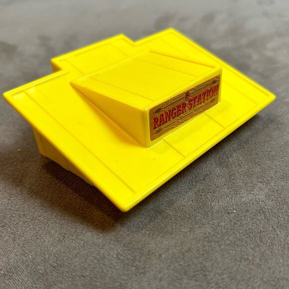 Lincoln Logs Vintage Yellow Ranger Station Plastic Roof Piece - Picture 1 of 7